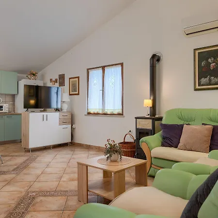 Tatil Evi Komplett Umzaeuntes Mit Klima, Wlan Rakalj