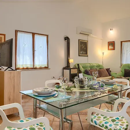 Komplett Umzaeuntes Mit Klima, Wlan Rakalj